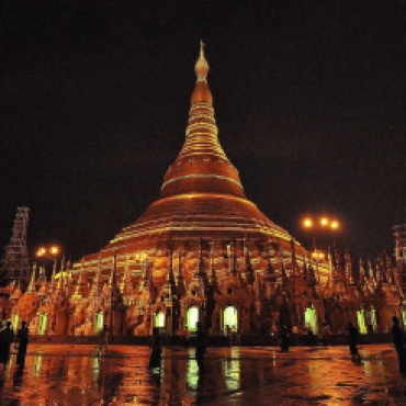 In de avonduren is Shwedagon Pagode betoverend mooi